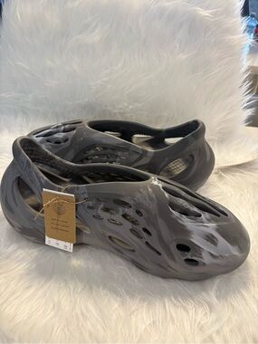 Yeezy Foam Runner Clog in Charcoal with White Marble Accents